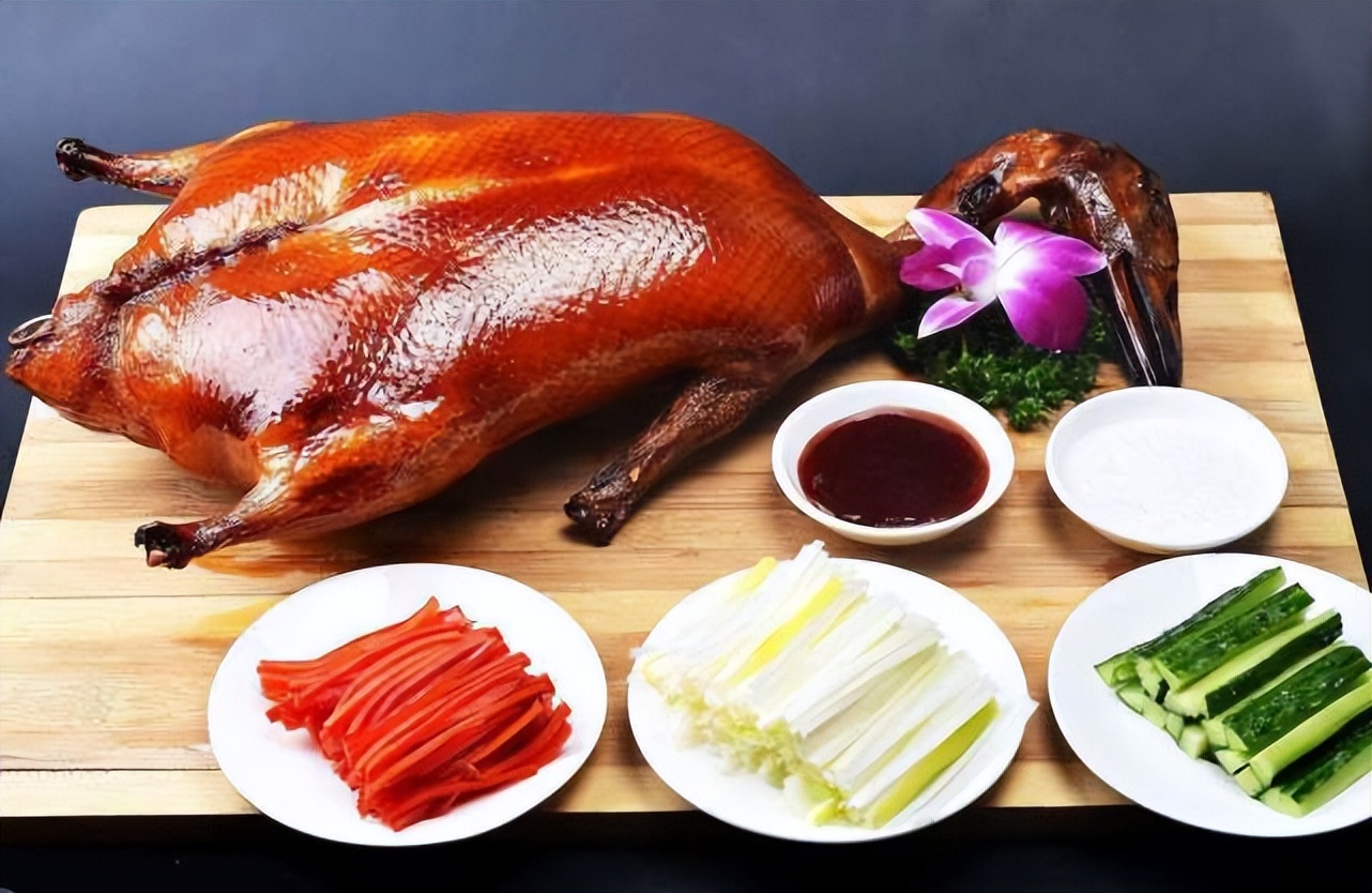 北京烤鸭怎么吃（北京烤鸭的多种吃法，了解下哪种吃法是你的最爱）