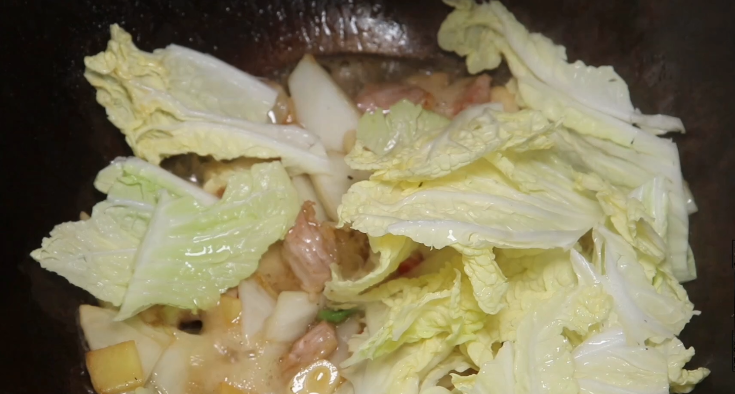 猪肉粉丝炖白菜的做法分享给你，每次汤汁都不剩