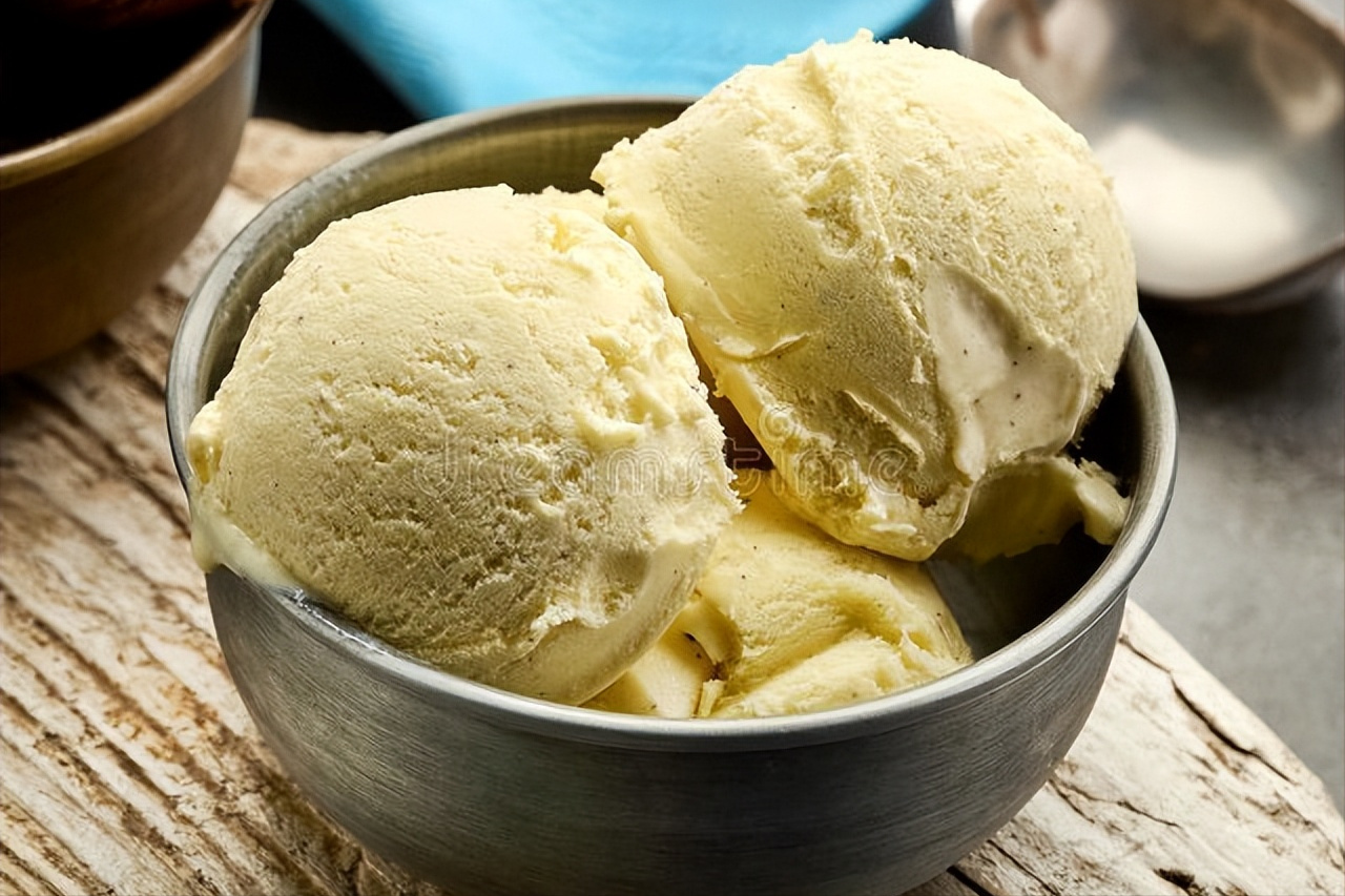 如何制作冰淇淋，懒人也能一次成功，奶香浓郁特清爽，真材实料无添加