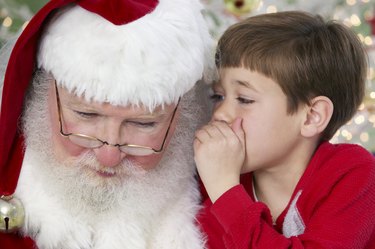 小男孩在圣诞老人耳边低语