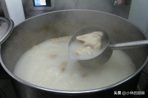 正宗高汤的熬制方法，汤色奶白味道香浓，自家用营养又健康