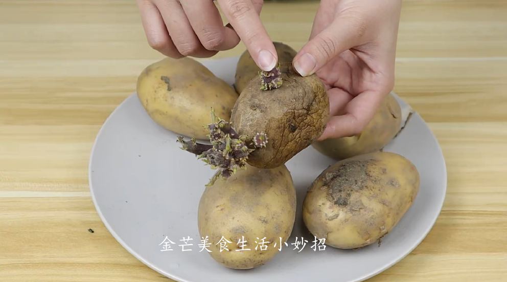 土豆怎么保存不发绿不长牙（原来保存土豆这么容易，只需放一把小苏打，放一年不长芽也不变绿）
