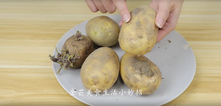土豆怎么保存不发绿不长牙（原来保存土豆这么容易，只需放一把小苏打，放一年不长芽也不变绿）