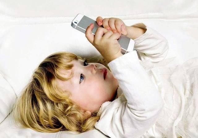 如何解决孩子迷恋手机的问题？试试这四个方法