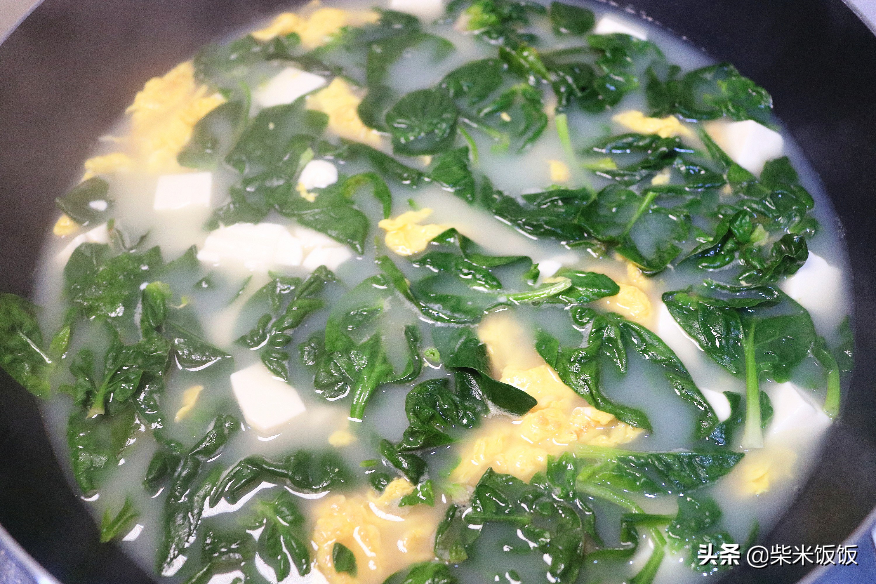 菠菜豆腐汤做法（菠菜豆腐汤做法，加这食材一起炖，汤白味鲜，只放盐就很好喝）