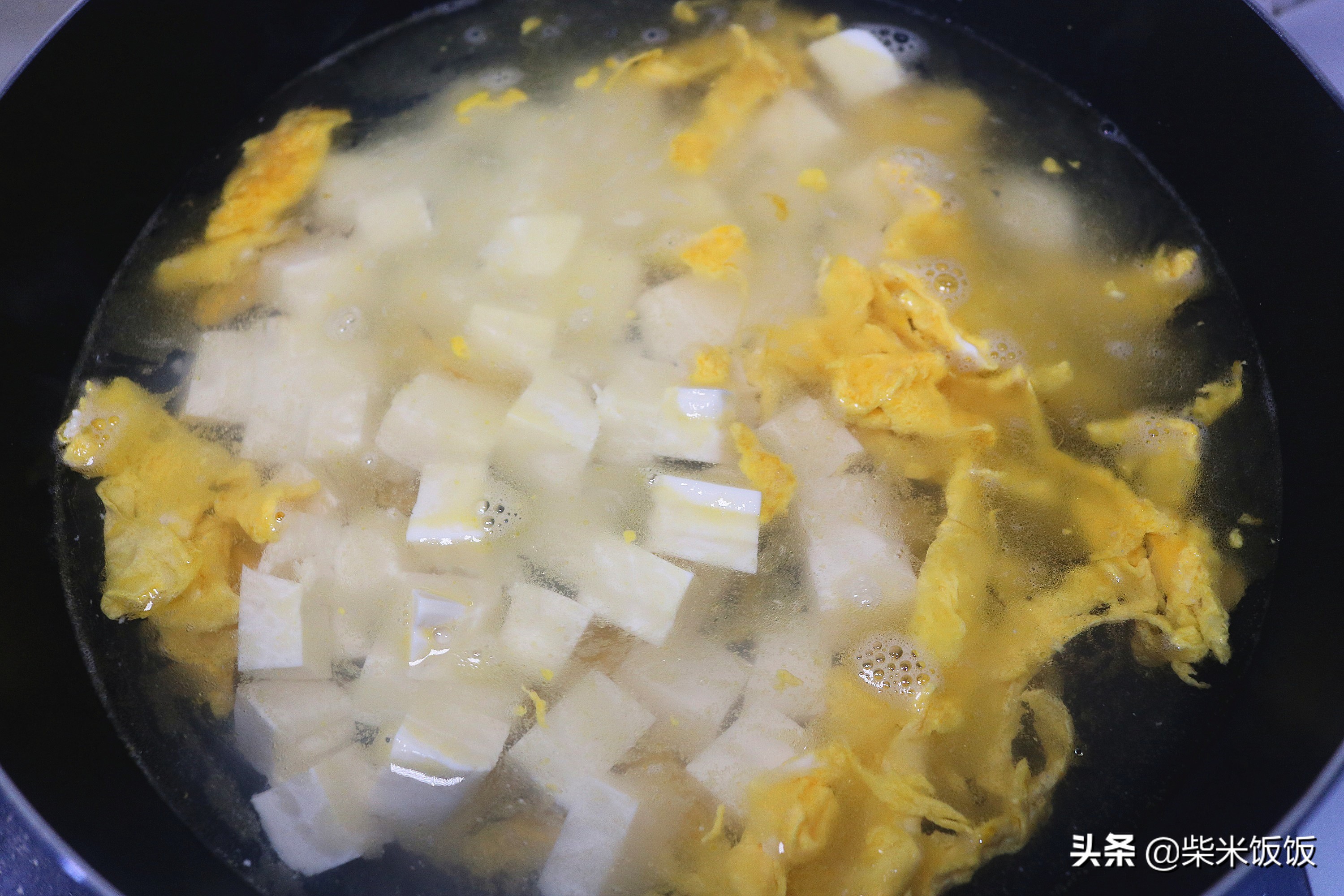 菠菜豆腐汤做法（菠菜豆腐汤做法，加这食材一起炖，汤白味鲜，只放盐就很好喝）