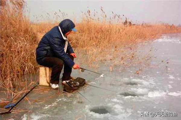 冬季冰钓水库钓鱼技巧 ，钓点选择的四个思路，这些位置鱼儿扎堆过冬
