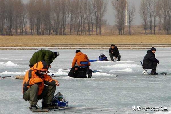 冬季冰钓水库钓鱼技巧 ，钓点选择的四个思路，这些位置鱼儿扎堆过冬