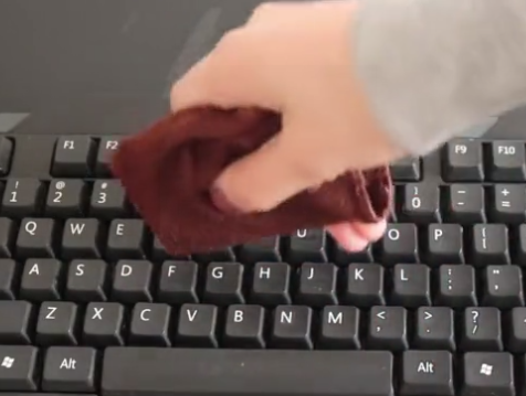 键盘缝隙里很脏怎么清理？不用一滴水，就能清洁的干干净净