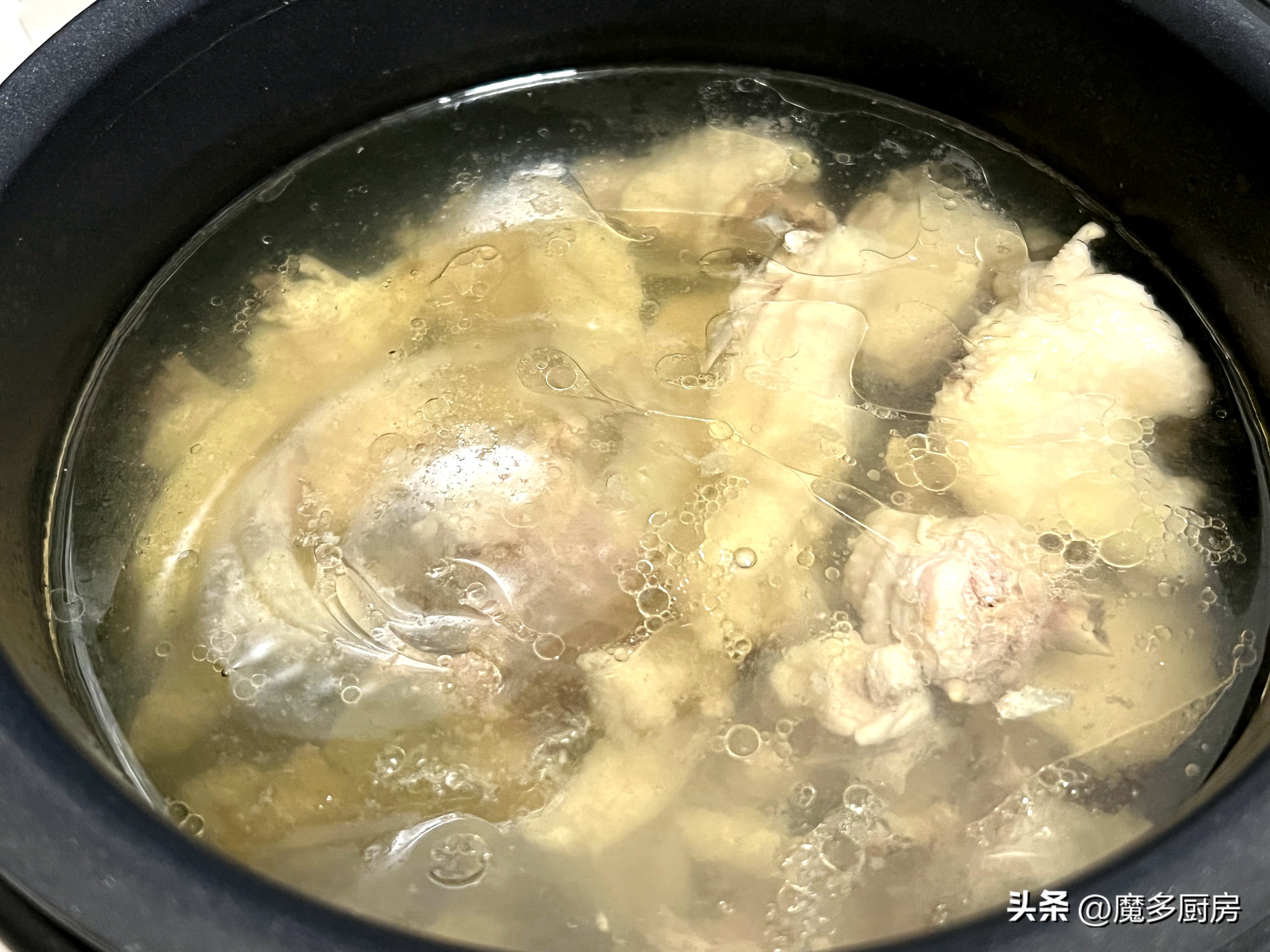 土鸡的做法怎么炖好吃（最近特馋铁锅炖，外面吃太贵，买只土鸡在家炖，热乎乎一大锅真香）
