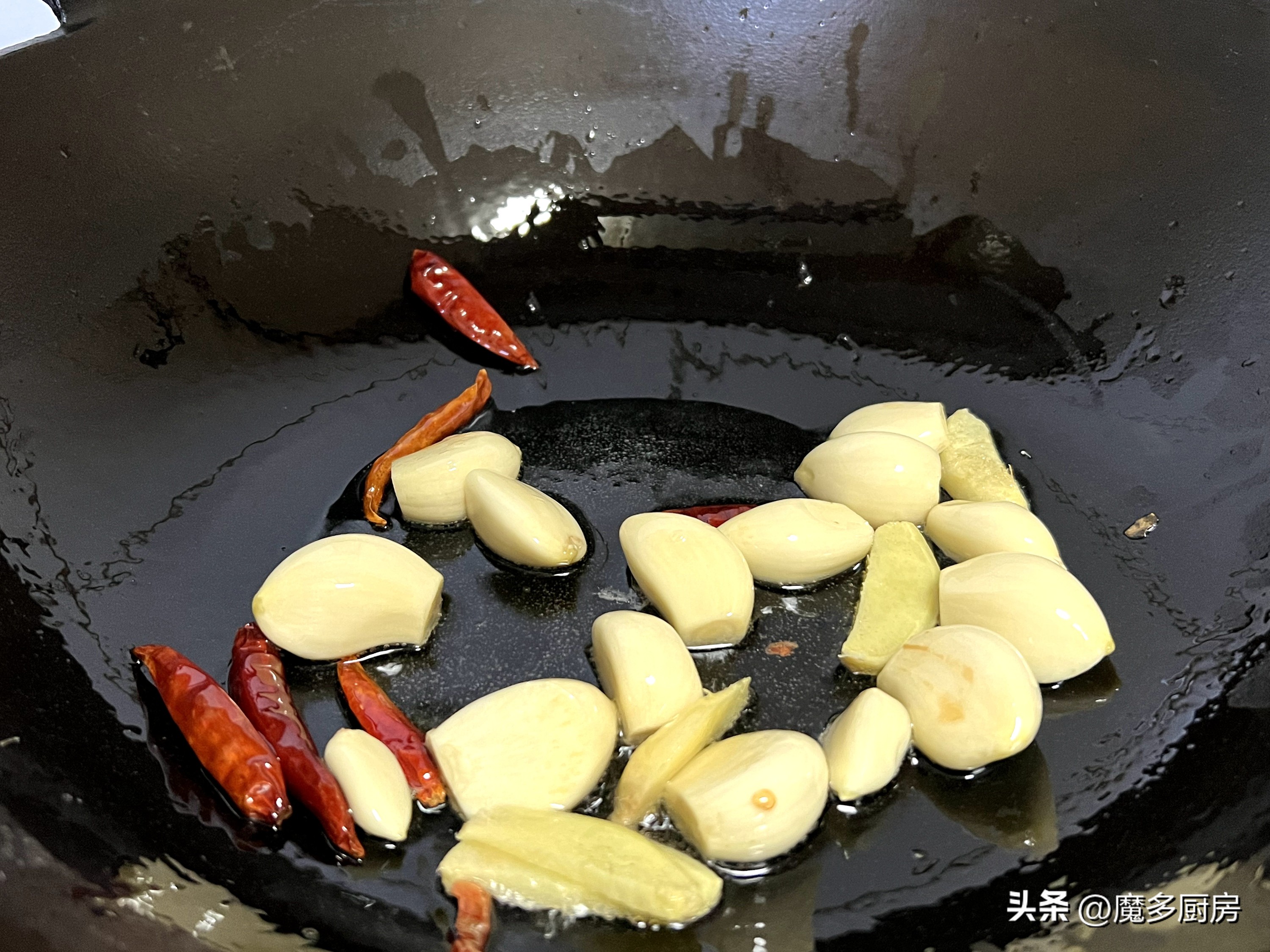 土鸡的做法怎么炖好吃（最近特馋铁锅炖，外面吃太贵，买只土鸡在家炖，热乎乎一大锅真香）