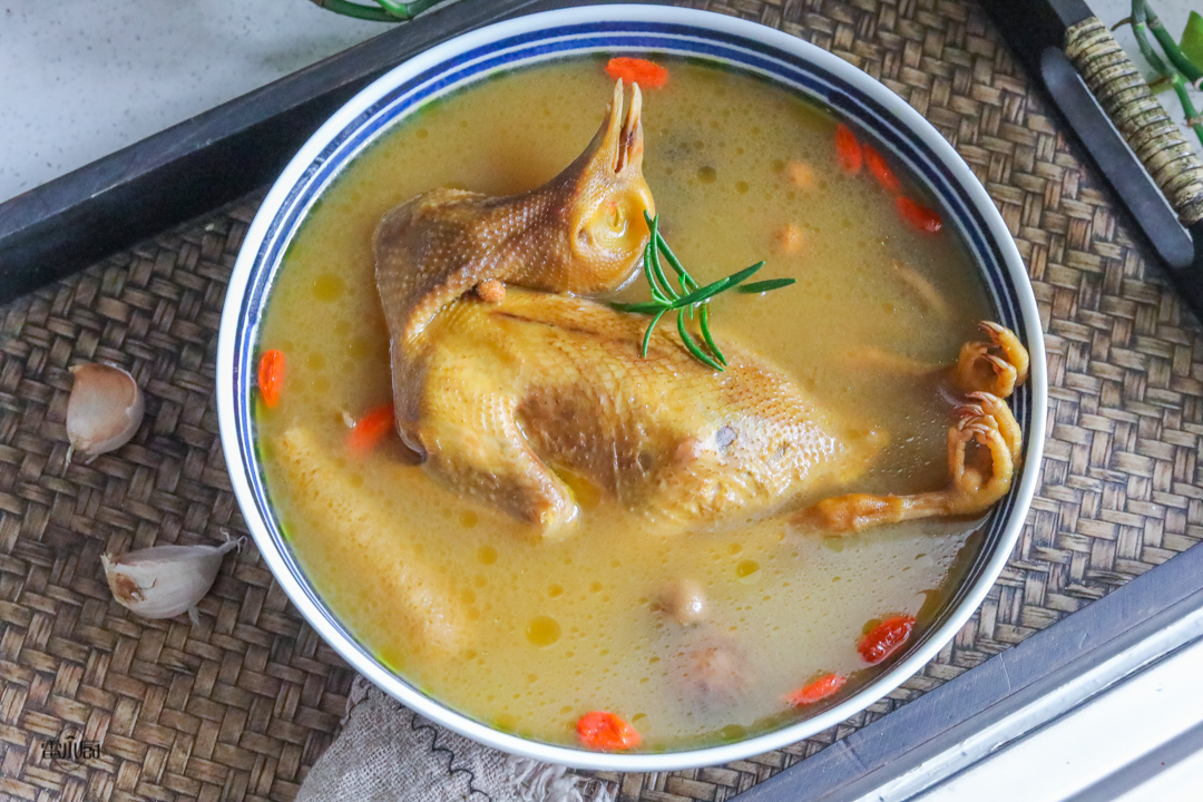 煲鸽子汤最正宗做法，汤鲜味美，营养不流失