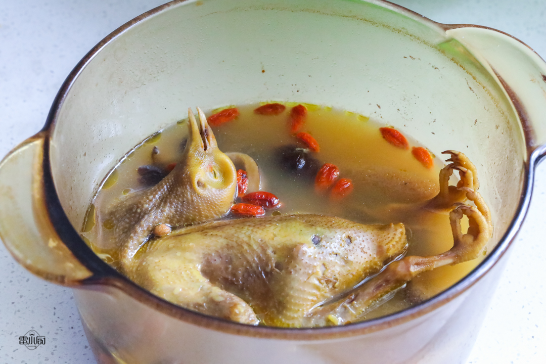煲鸽子汤最正宗做法，汤鲜味美，营养不流失