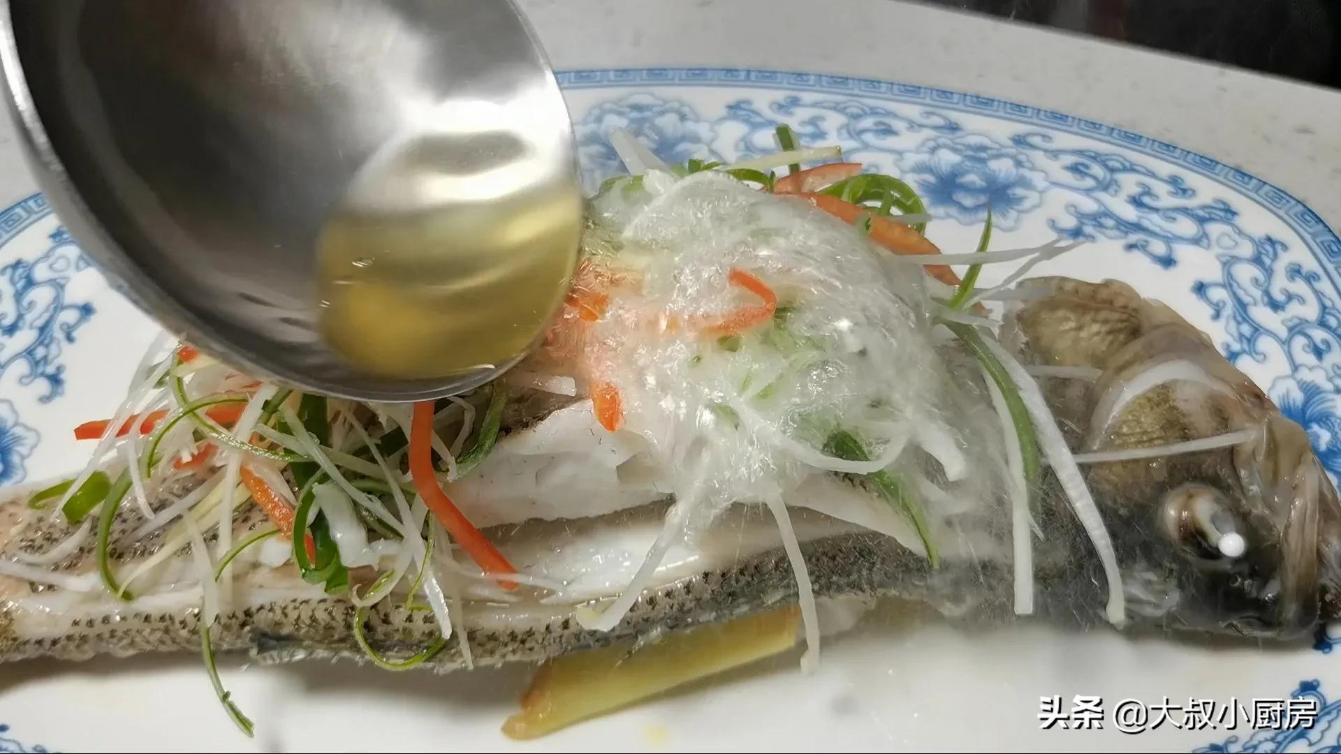 大厨教清蒸鲈鱼正确做法，鱼肉鲜嫩，不腥不柴