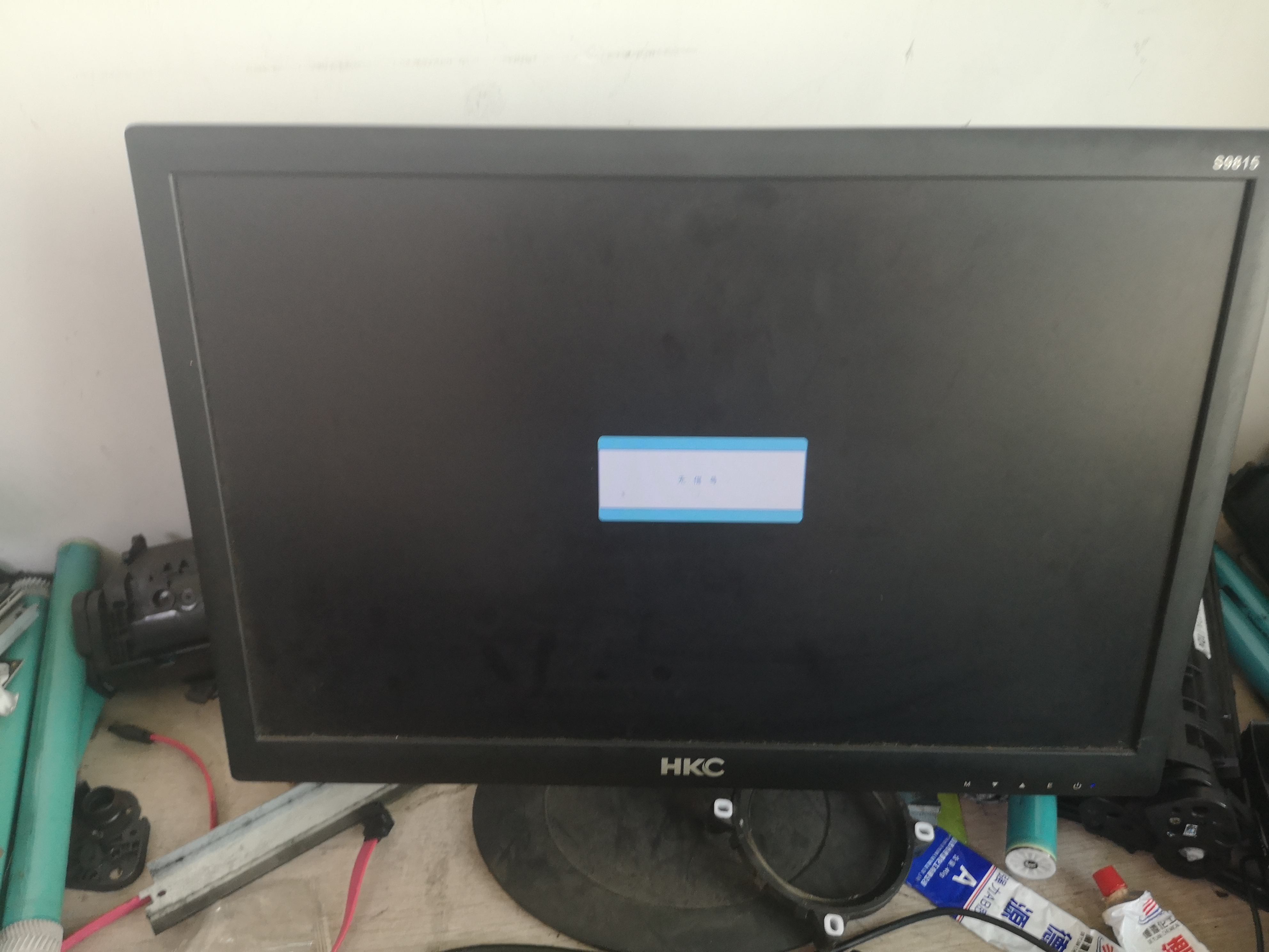 电脑主机正常,屏幕不亮 是怎么回事？
