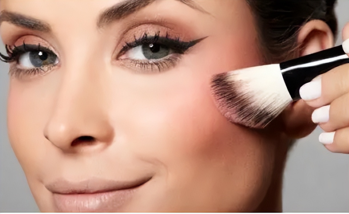 最快的化妆方法，一块粉饼就能搞定底妆、定妆和补妆