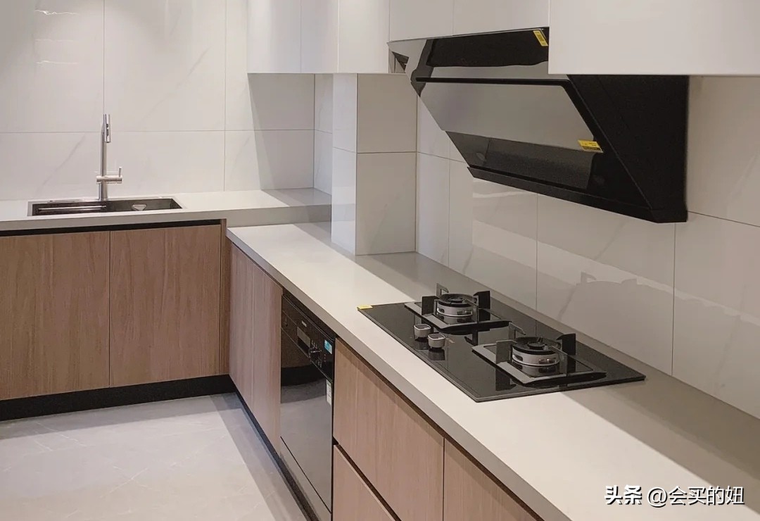 厨房装修台面用什么材料好  ：不锈钢、石英石、岩板和大理石你选择哪种？