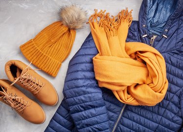 平躺着，穿着舒适保暖的衣服，适合寒冷的天气。舒适的秋季、冬季服装购物、销售、时尚色彩理念