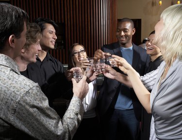一群朋友在酒吧举杯欢笑