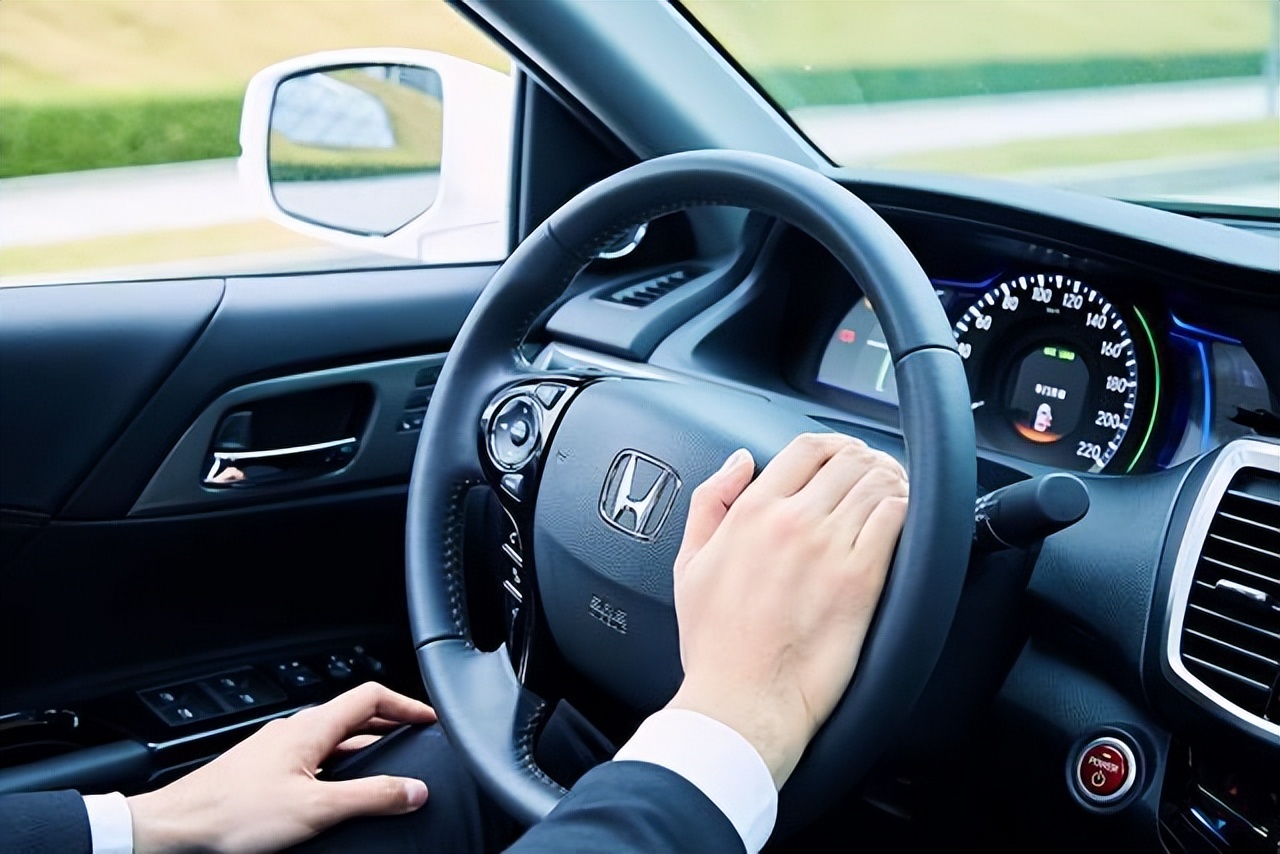 如何打方向盘 为什么老司机都“单手”打方向盘，难道双手打方向不安全吗？