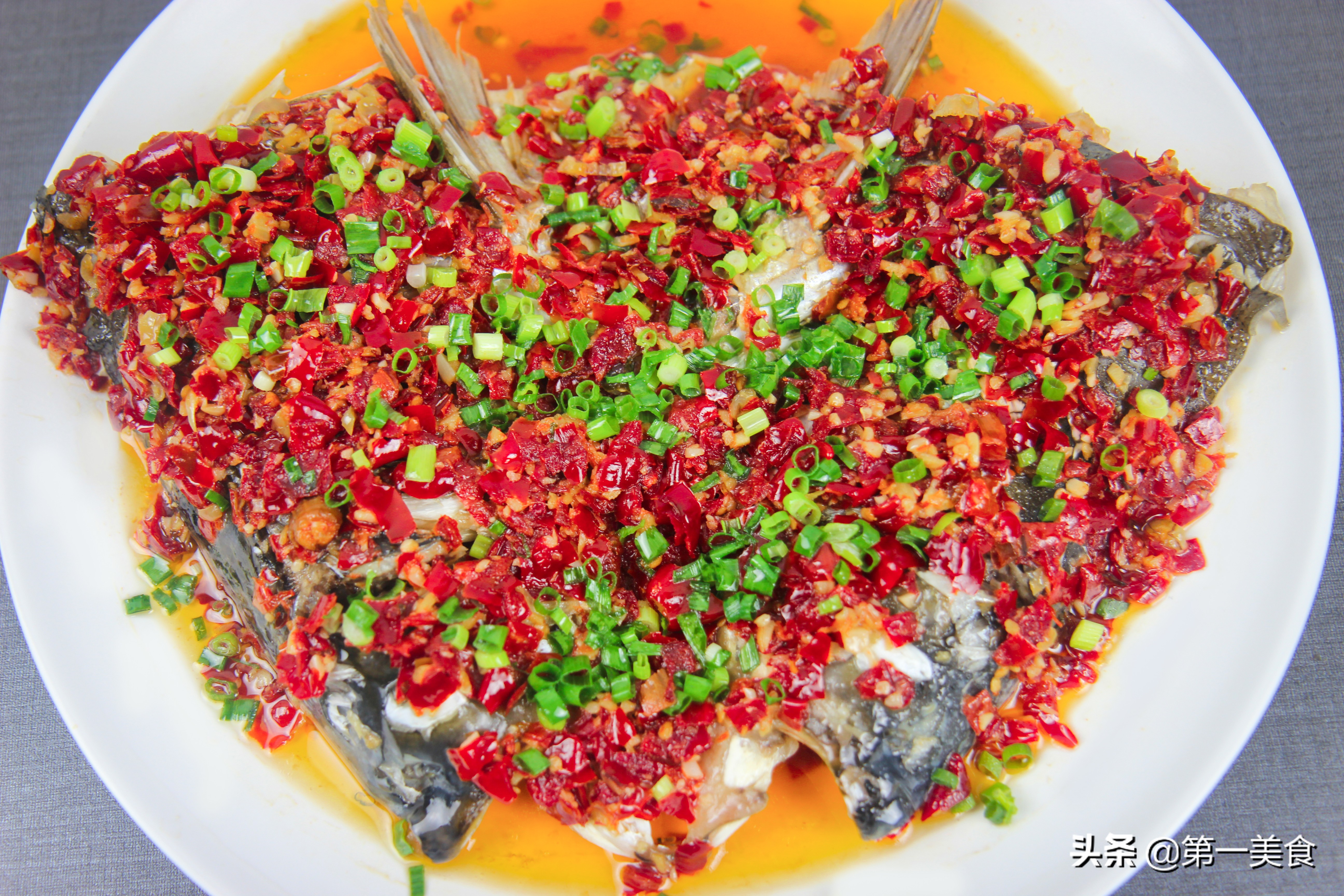 如何做剁椒鱼头 厨师长分享剁椒鱼头的做法，详细讲解剁椒的处理，鱼头入味的方法
