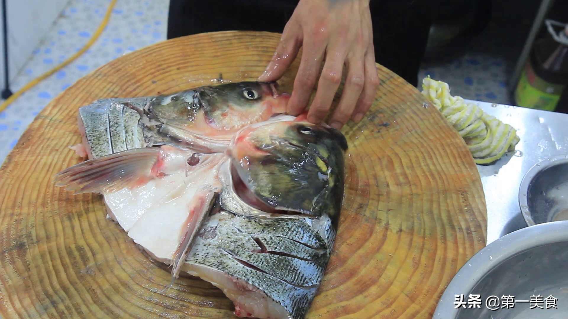 如何做剁椒鱼头 厨师长分享剁椒鱼头的做法，详细讲解剁椒的处理，鱼头入味的方法