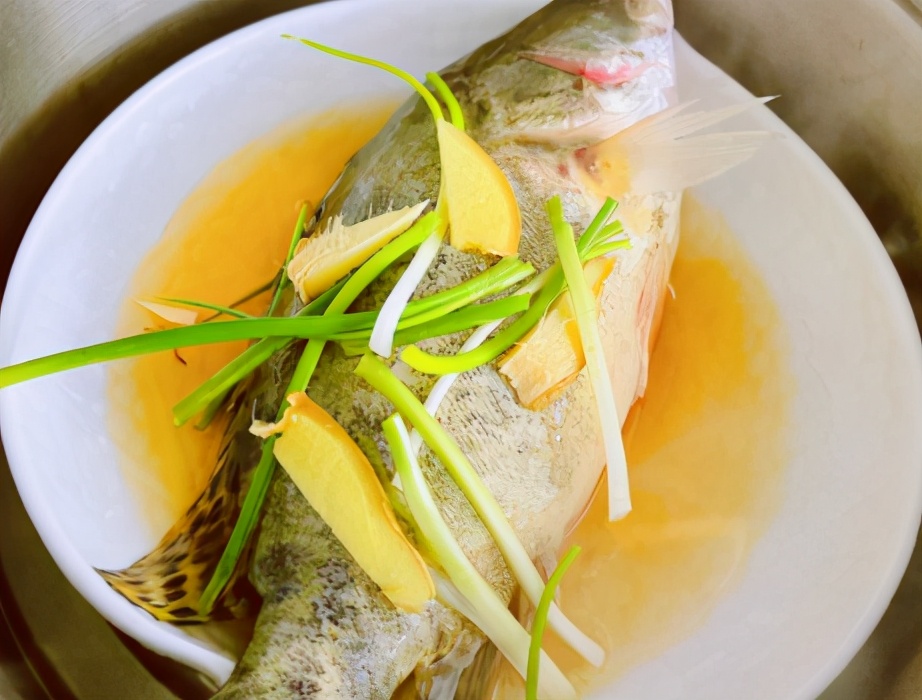 清蒸桂鱼怎么做才能好吃（春天最肥美的桂鱼，肉嫩厚且刺少，清蒸比鲈鱼还好吃，怎么做呢）