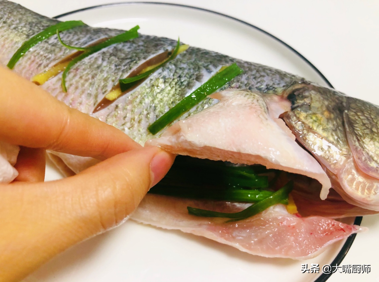 清蒸鱼好吃又简单，学会2加2技巧，鱼肉洁白细嫩，鲜美没腥味，好吃