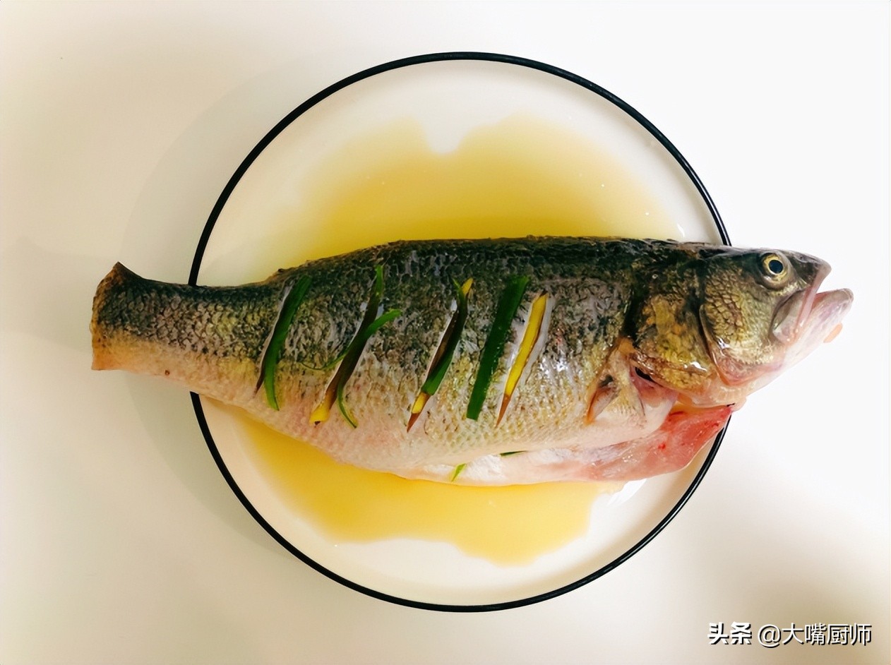清蒸鱼好吃又简单，学会2加2技巧，鱼肉洁白细嫩，鲜美没腥味，好吃