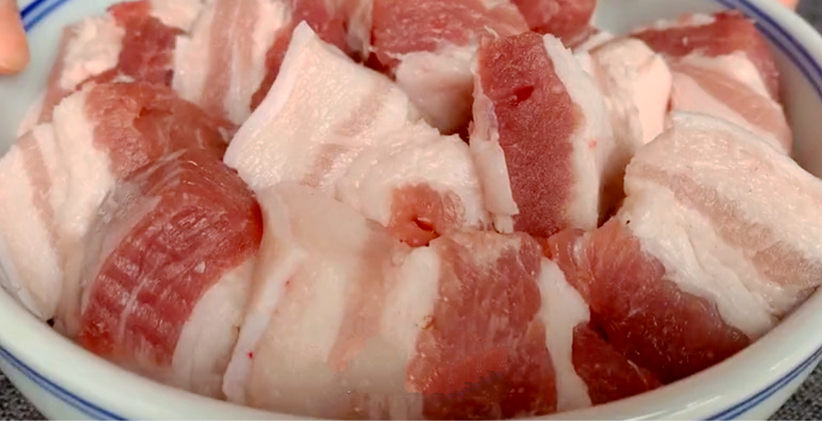 家庭红烧肉的简单做法（家庭版的红烧肉教你这样做，软糯香甜，肥而不腻，过年吃着特解馋）