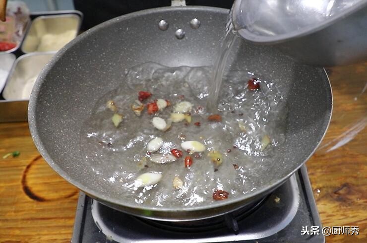 酥肉怎么炖才好吃 冬天吃酥肉的正确方法，加清水随便一炖，连汤一起下肚，全身暖和
