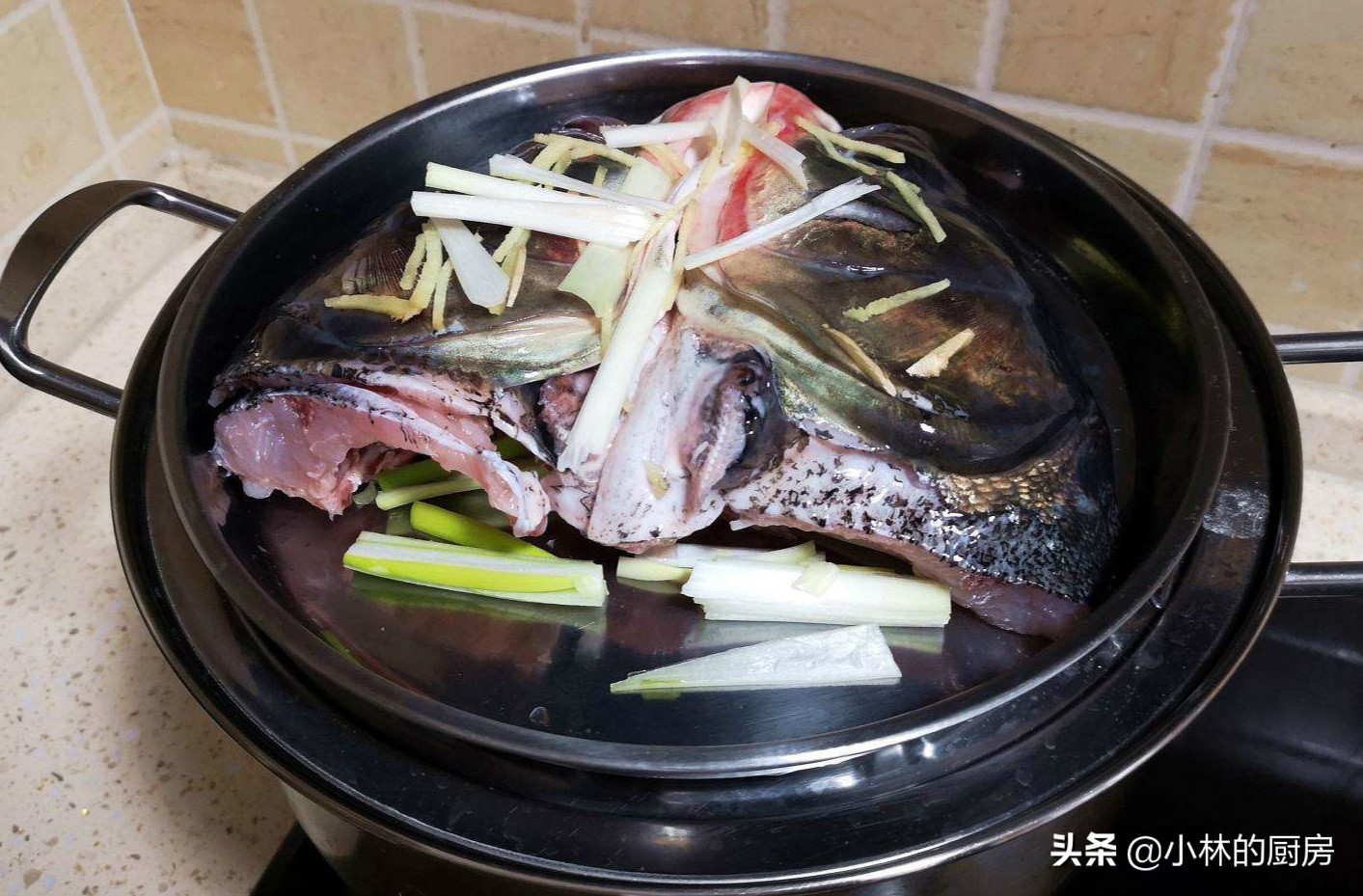 剁椒鱼头怎么个做法 剁椒鱼头的正确做法，学会这几步，鱼肉鲜嫩无腥味，入味又下饭