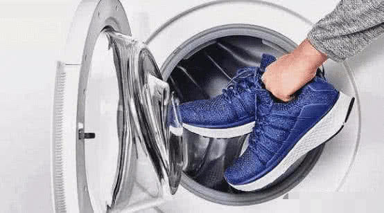 鞋子能丢进洗衣机洗吗 洗衣机“洗鞋子”的3大“危害”